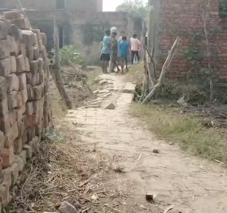 बेलघाट के ब्रह्मचारी गांव के झिनखिनी टोला के ग्रामीण वर्षों से सड़क की समस्या से जूझ रहे हैं। प्रशासन से कई शिकायतों के बावजूद रास्ता अब तक बहाल नहीं हो सका है।