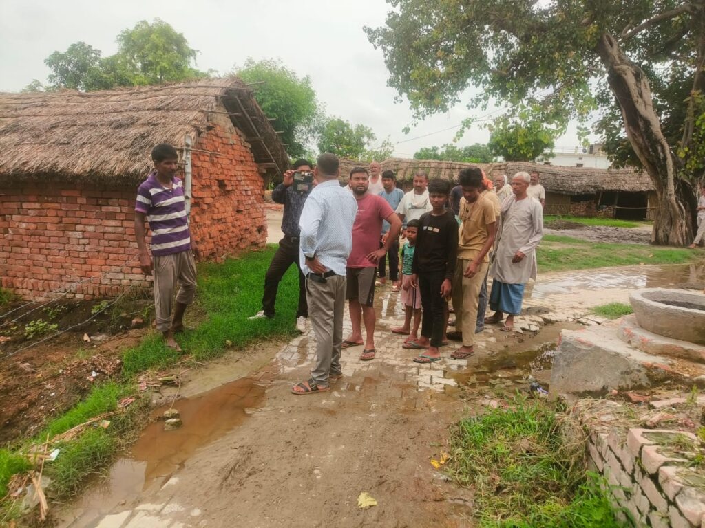 बेलघाट क्षेत्र के ग्राम रापतपुर में ग्रामीण सड़क, नाली, पेयजल, स्ट्रीट लाइट एवं अन्य मूलभूत सुविधाओं की मांग को लेकर एकजुट हुए। ग्रामीणों ने प्रशासन से जल्द कार्रवाई की मांग की है तथा विधायक द्वारा मामले के संज्ञान लेने की जानकारी भी सामने आई है.