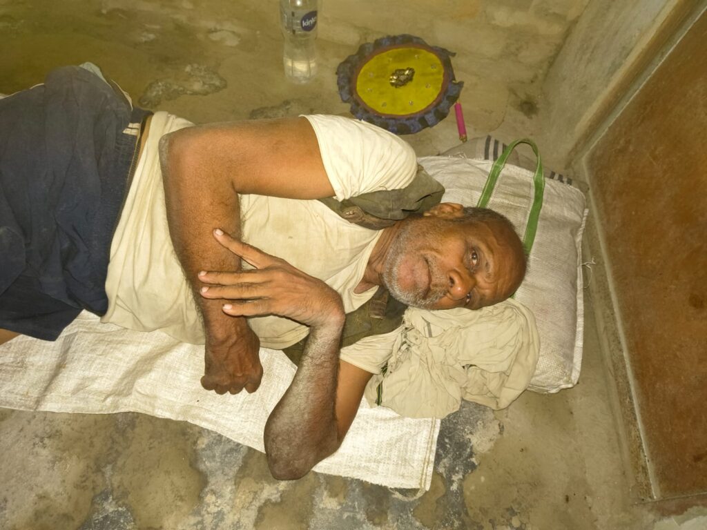 'अपना बेलघाट' व्हाट्सएप ग्रुप में प्राप्त सूचना के अनुसार, एक बुजुर्ग पिछले 2–3 दिनों से शंकरपुर (बेलघाट) में भटकते हुए दिखाई दे रहे हैं।
यदि आप इन्हें पहचानते हैं, तो कृपया जानकारी साझा करें और इस पोस्ट को अधिक से अधिक शेयर करें।