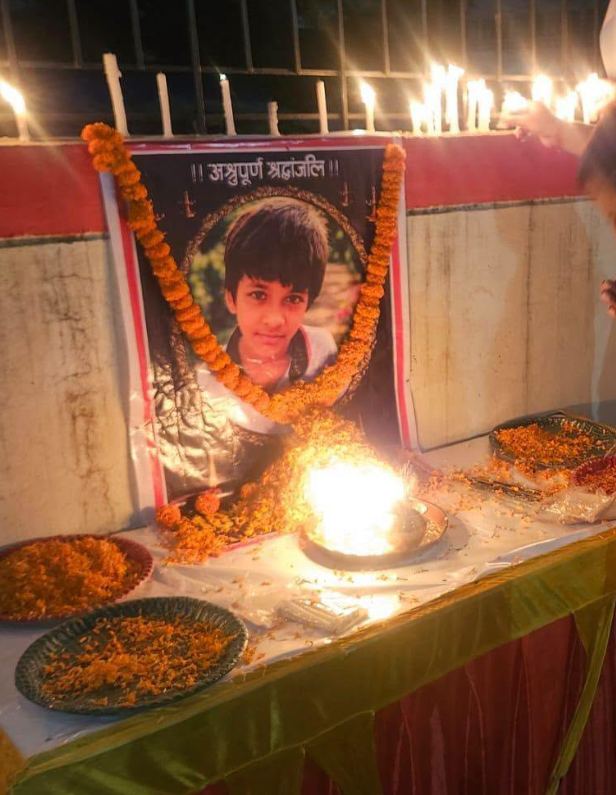 खजनी के 10 वर्षीय मासूम वैभव वर्मा की दुखद मृत्यु पर बेलघाट में व्यापार मंडल, सर्राफा मंडल एवं सामाजिक संगठनों ने कैंडल मार्च निकालकर भावभीनी श्रद्धांजलि अर्पित की। बड़ी संख्या में लोगों ने दिवंगत आत्मा की शांति एवं परिवार को संबल प्रदान करने की प्रार्थना की।