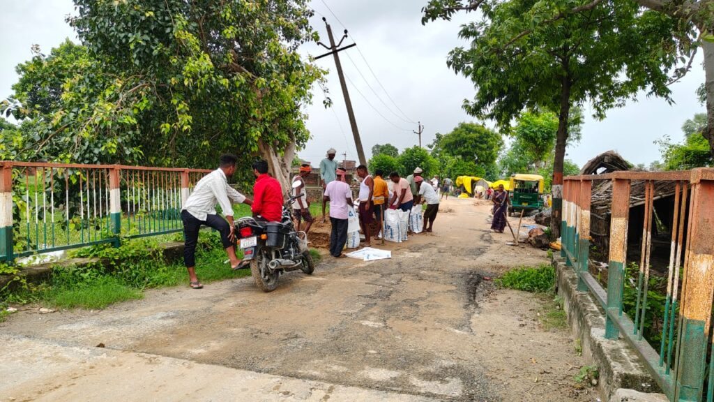 झीरझिरवा पुल के समीप क्षतिग्रस्त सड़क की मरम्मत का कार्य पीडब्ल्यूडी ने त्वरित कार्रवाई करते हुए शुरू कर दिया है। समाजसेवी गुलाब सिंह ने विभाग के अधिशासी अभियंता एवं अधिकारियों का जनहित में तत्परता दिखाने पर हार्दिक आभार व्यक्त किया।