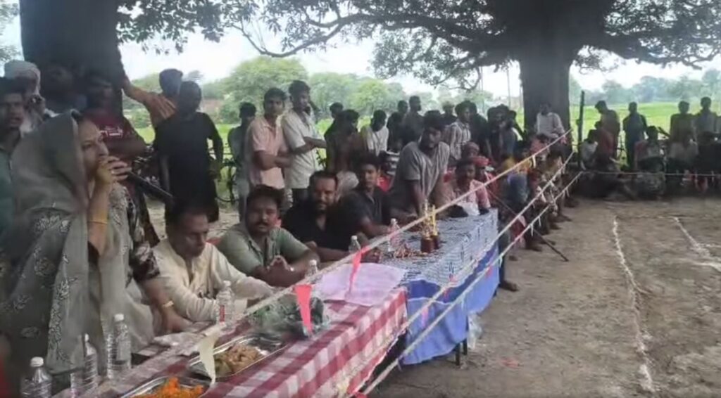 बेलघाट के शंकरपुर में नागपंचमी के अवसर पर कबड्डी प्रतियोगिता का आयोजन किया गया। मुख्य अतिथि ब्लॉक प्रमुख पूजा सूर्य प्रकाश सिंह कौशिक ने खिलाड़ियों से परिचय प्राप्त कर उनका उत्साहवर्धन किया और प्रतिभावान खिलाड़ियों को सम्मानित किया।