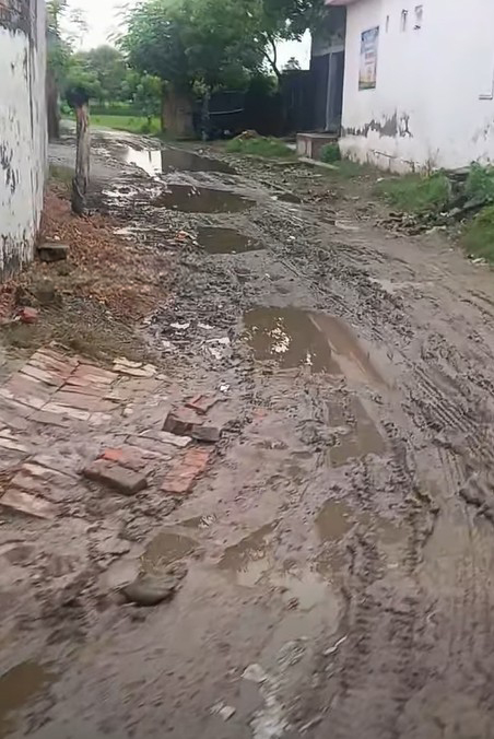 गायघाट-बभनौली-छितौनी-बेलघाट मार्ग की जर्जर हालत को लेकर ग्रामीणों ने चिंता जताई है। सोशल मीडिया पर साझा शिकायत में सड़क की तत्काल मरम्मत और स्थायी पुनर्निर्माण की मांग की गई है। ग्रामीणों का कहना है कि मार्ग से स्कूली बच्चों, किसानों, मरीजों और व्यापारियों सहित बड़ी संख्या में लोग रोजाना आवागमन करते हैं।