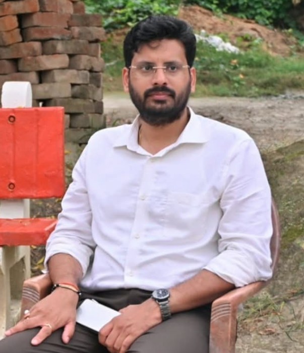 बेलघाट दौरे के बाद समाजसेवी डॉ. शुभांकित आर्या की Belghat.com से विशेष बातचीत, कहा—ग्रामीणों तक बेहतर स्वास्थ्य सेवाएं पहुंचाना है हमारा उद्देश्य