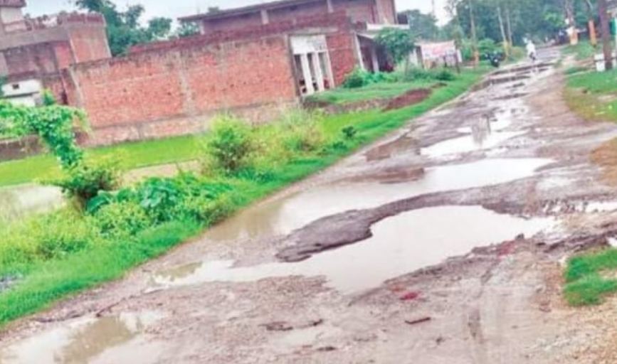 गायघाट–बभनोली–बेलघाट मार्ग की जर्जर सड़क और जलभराव से क्षेत्र के सैकड़ों ग्रामीण प्रभावित हैं। बरसात में आवागमन कठिन होने के कारण लोगों ने प्रशासन से सड़क के स्थायी पुनर्निर्माण की मांग की है।