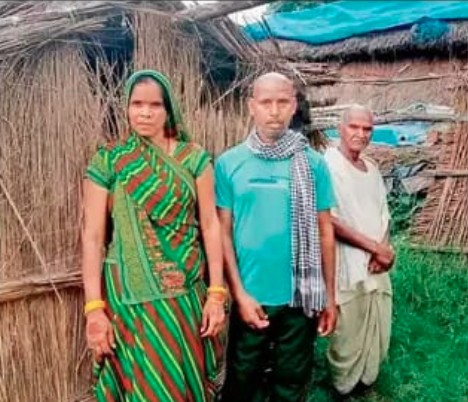 गोरखपुर के बेलघाट क्षेत्र के जिगिनिया शाहपुर गांव निवासी 80 वर्षीय रामेनन का 15 साल का इंतजार आखिरकार खत्म हो गया। वर्ष 2011 में मुंबई कमाने गए उनके बेटे विश्वनाथ साहनी बुधवार को परिवार के बीच लौट आए। ठेकेदार से विवाद के बाद विश्वनाथ मुंबई से निकल गए थे और बाद में कोलकाता की एक संस्था में उनका इलाज व देखभाल हुई। कोलकाता पुलिस, ईश्वर संकल्प संस्था और बेलघाट पुलिस की मदद से उनकी पहचान हुई और परिवार उन्हें वापस गोरखपुर ले आया।