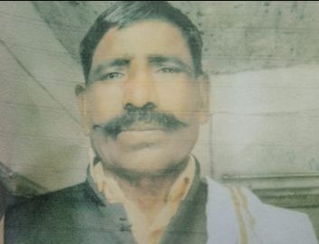बेलघाट के जितवारपुर गांव में 56 वर्षीय रामशिला मौर्य ने कथित रूप से फांसी लगाकर आत्महत्या कर ली। पुलिस ने शव को पोस्टमार्टम के लिए भेजकर मामले की जांच शुरू कर दी है।