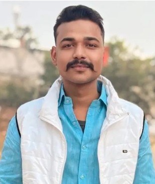 गोरखपुर के बेलघाट क्षेत्र स्थित गोरखपुर लिंक एक्सप्रेसवे पर दर्दनाक सड़क हादसे में अंबेडकरनगर निवासी 25 वर्षीय शुभम दुबे की मौत हो गई। कार की टक्कर के बाद सड़क पर गिरे शुभम को पीछे से आ रहे ट्रक ने कुचल दिया, जबकि उनका चचेरा भाई गंभीर रूप से घायल हो गया।