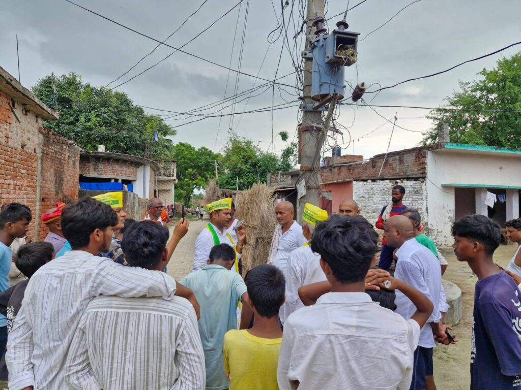 रापतपुर में सड़क, जलभराव और अन्य मूलभूत समस्याओं को लेकर सर्वजन आवाज़ पार्टी लगातार गांव का दौरा कर रही है और प्रशासन के समक्ष ग्रामीणों की मांग उठा रही है। पार्टी के अनुसार, अधिकारियों से संवाद के बाद कुछ स्थानों पर अस्थायी राहत का कार्य शुरू हुआ है, जबकि ग्रामीण अब स्थायी समाधान की उम्मीद कर रहे हैं।