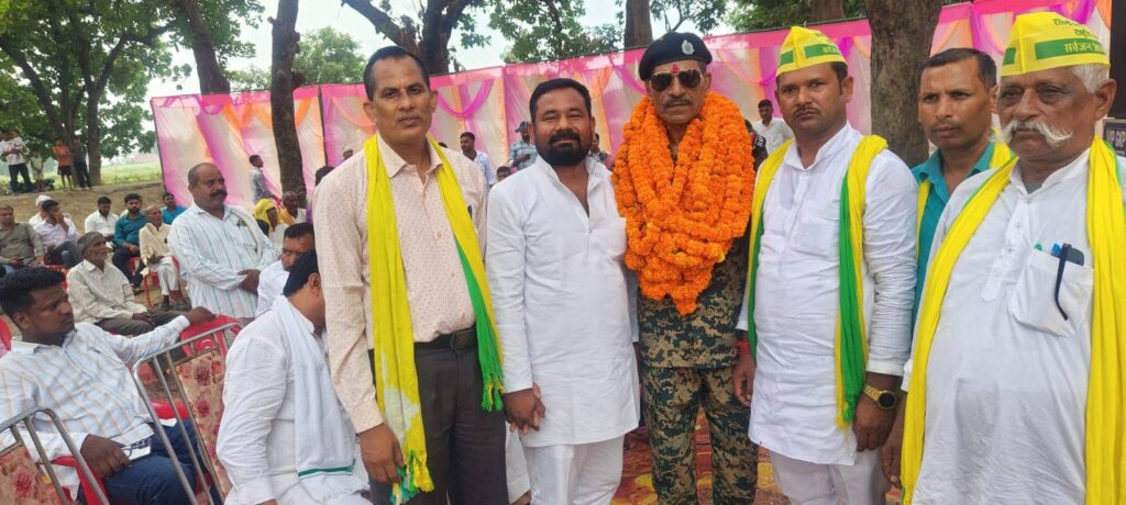 BSF से दरोगा पद से सेवानिवृत्त होकर अपने पैतृक गांव बंतवार लौटे अमरजीत यादव का ग्रामीणों और गणमान्य लोगों ने भव्य स्वागत किया। समारोह में उनके राष्ट्रसेवा, अनुशासन और समर्पण की सराहना करते हुए उन्हें सम्मानित किया गया।