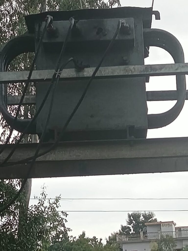 गोरखपुर के बेलघाट क्षेत्र के ग्राम बिशनपुरा के बाग टोला में ट्रांसफार्मर खराब होने से पिछले 3-4 दिनों से बिजली आपूर्ति बाधित है। ग्रामीणों ने शिकायत दर्ज कराने के बावजूद समस्या का समाधान नहीं होने पर नाराजगी जताते हुए जल्द ट्रांसफार्मर बदलने की मांग की है।