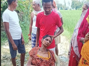 बेलघाट क्षेत्र में मिली अज्ञात महिला की पहचान फुलवासी के रूप में हुई है। वह भरवल पर्वता, धनघटा की रहने वाली हैं। कुरी बाजार चौकी इंचार्ज आशीष त्रिपाठी के प्रयासों से उन्हें इलाज के लिए गोरखपुर भेजा गया।