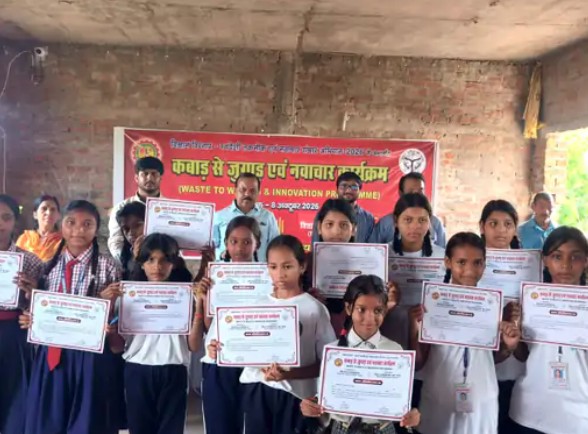 बेलघाट के जय गुरुदेव प्राथमिक विद्यालय में ‘विज्ञान विस्तार: स्वदेशी तकनीक एवं नवाचार संचार अभियान–2026’ के तहत ‘कबाड़ से जुगाड़ एवं नवाचार’ कार्यक्रम आयोजित किया गया। इसमें विद्यार्थियों को जल संरक्षण, ऊर्जा बचत, कचरा प्रबंधन और ई-वेस्ट के पुनः उपयोग के तरीके सिखाए गए।